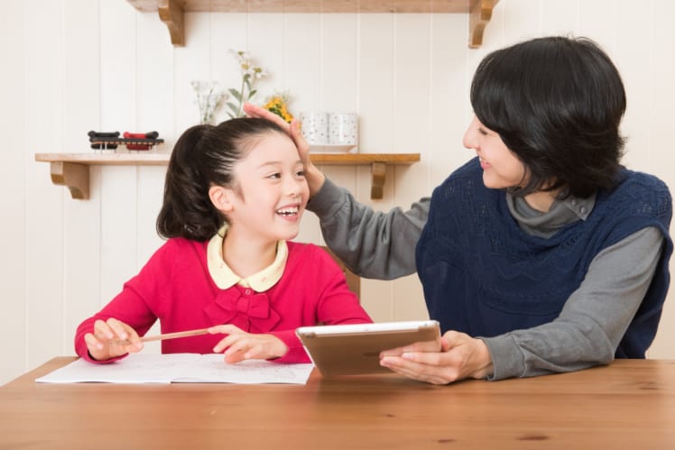 褒め言葉をもらっている子どもの画像