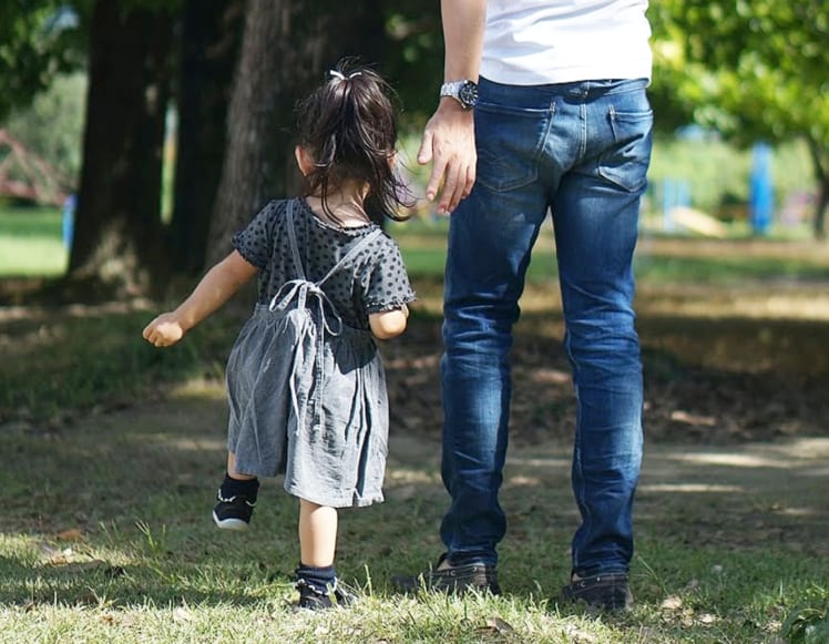 子どもと歩く父親