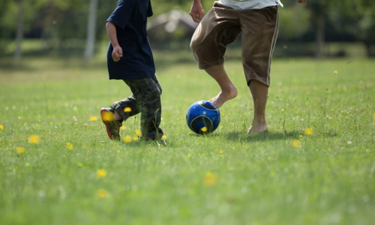 楽しくサッカーをする親子