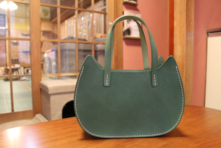 NECO BASKET　GREEN （ ¥16,500 ）
猫型のレザーバッグで、カラー展開も豊富です。