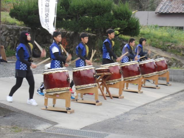 【写真9】「中世益田発祥の地「豊川」を感じる—とよかわの未来をつくる会×豊川小学校—の一場面