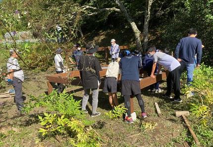 【写真14】「とよかわっしょい」の秘密基地「ツリーハウス」の棟上げ