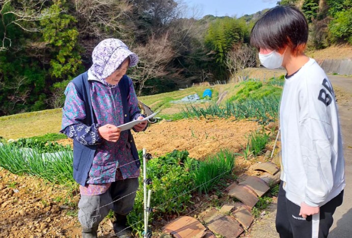 【写真3】Kita no-ma活動で高齢者を訪問する高校生
(「北仙道の明日をつくる会」facebookよりキャプチャー）